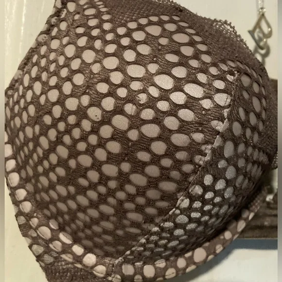 Victoria’s Secret plunge Bra with lace accents. - Picture 8 of 13